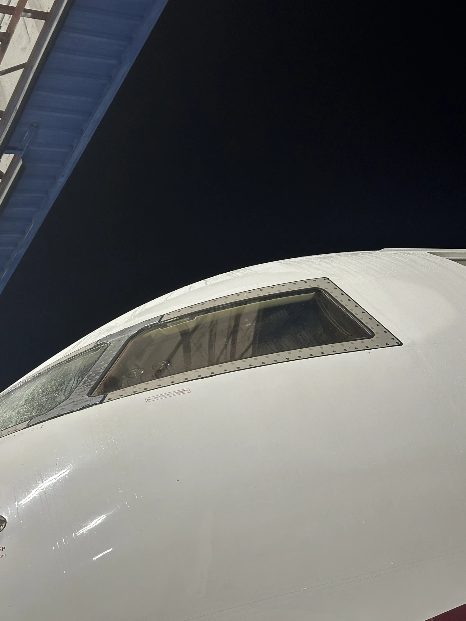 Global 5000 windshield — exterior view